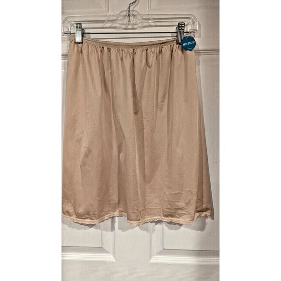 Vanity fair Beige 20 in Half Slip‎ Nylon Skirt SZ M Non Cling Silky Comfortable - Picture 2 of 4
